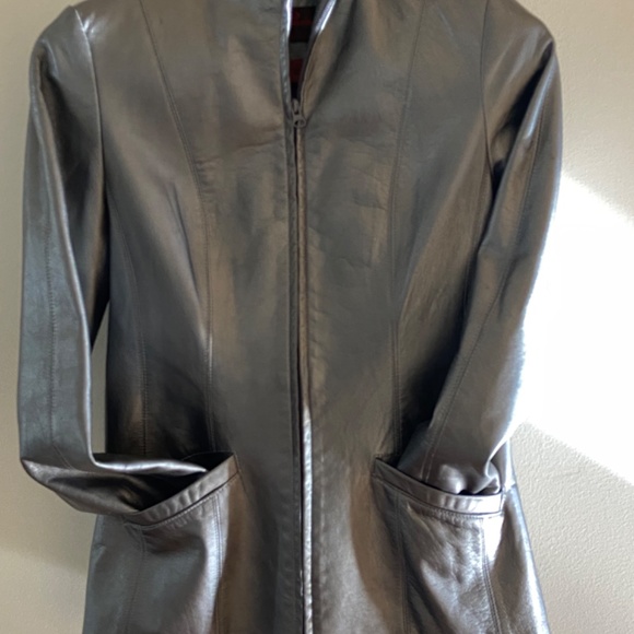 Sleek style Danier leather jacket - Picture 2 of 6